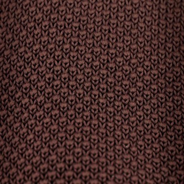 Cravate tricot pour homme. Marron foncé uni. Slim et bout carré. 2