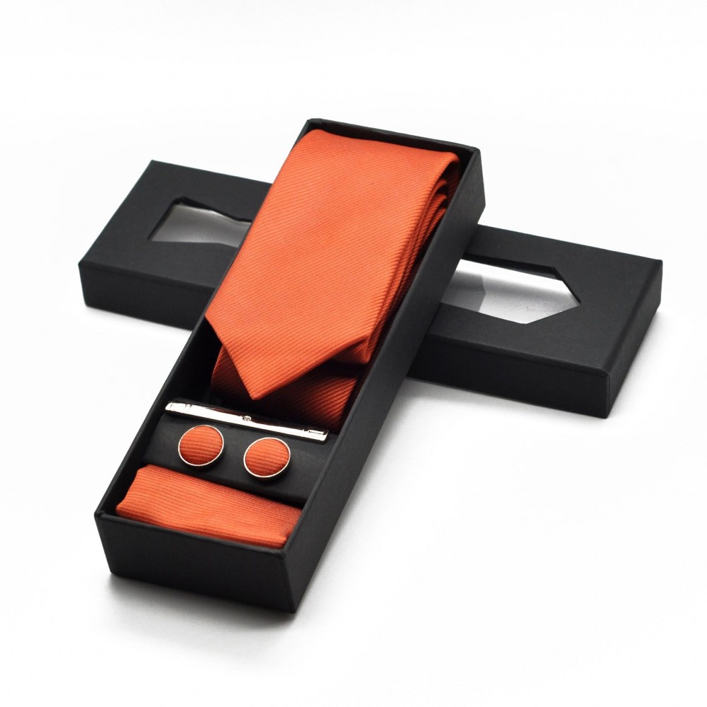 Coffret cravate, pochette, boutons de manchette et pince à cravate assortis. Orange