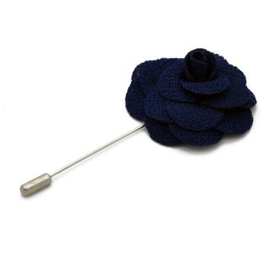 Broche Bleue Marine pour boutonnière de costume homme.