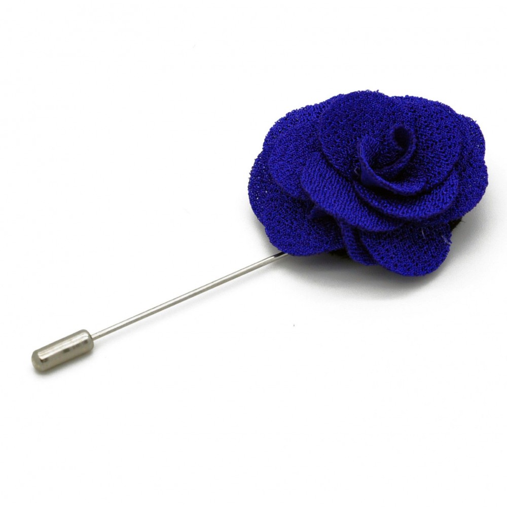 Broche Bleue pour boutonnière de costume homme.