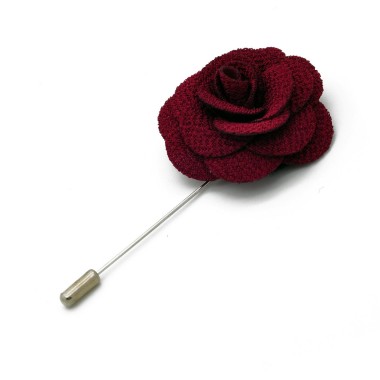 Broche Bordeaux pour boutonnière de costume homme.