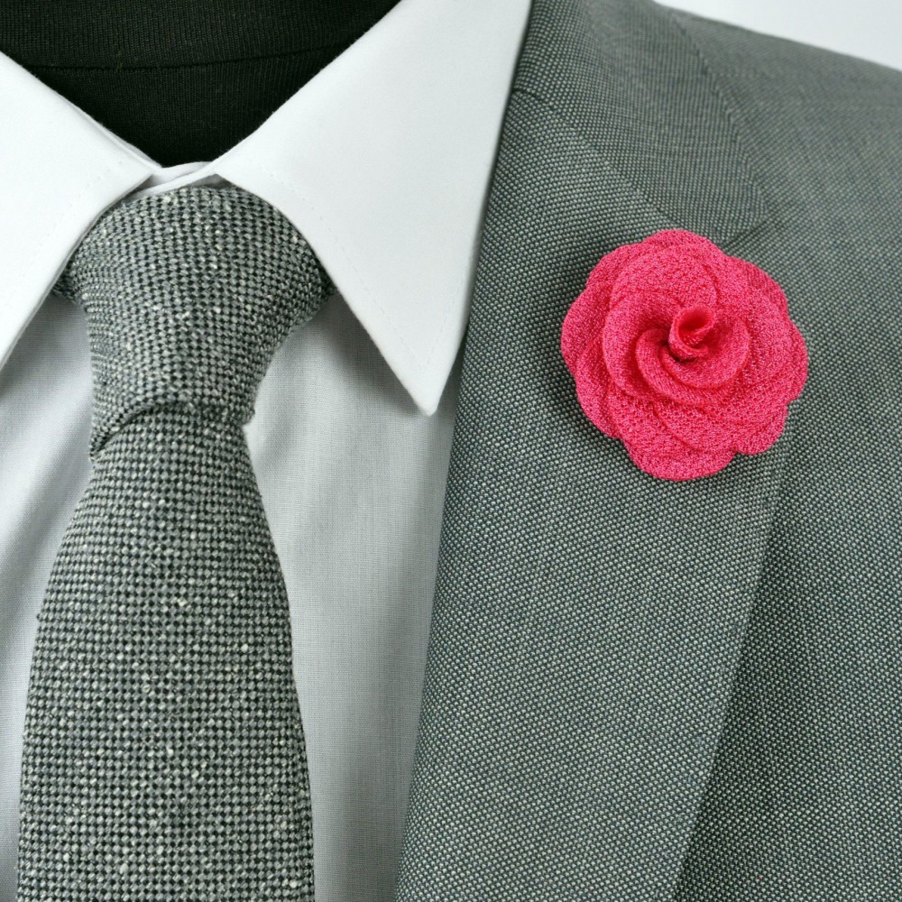 Broche pour boutonnière de costume homme. Bijou de mode. Fuc