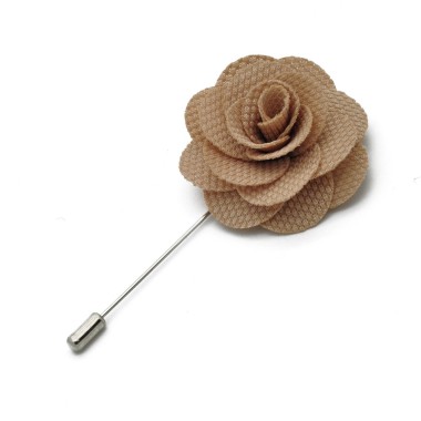 Broche Beige pour boutonnière de costume homme.