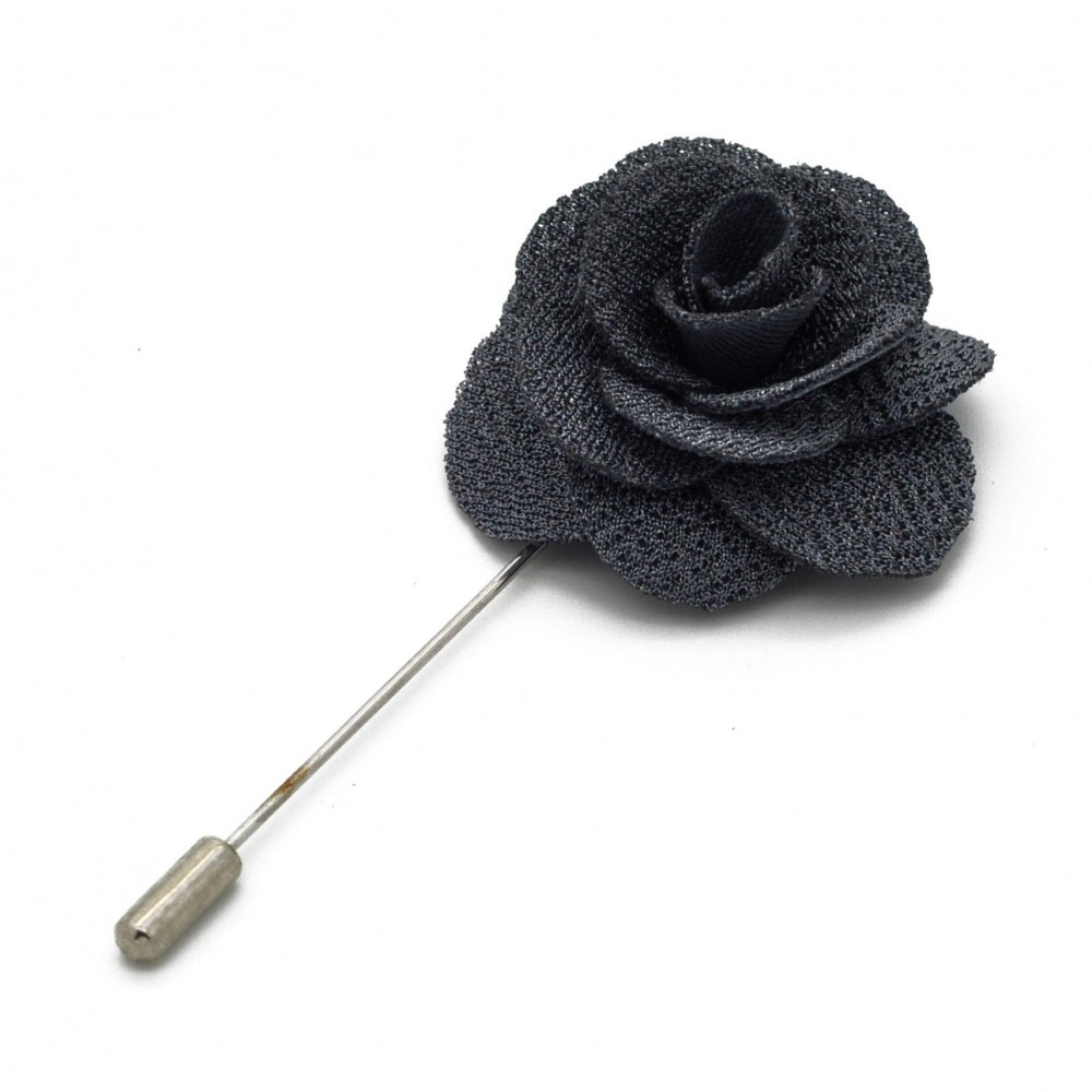 Broche Grise pour boutonnière de costume homme.