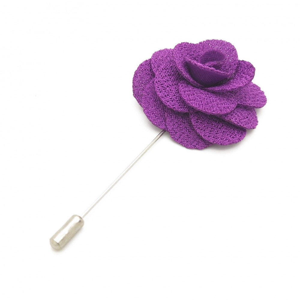 Broche Violette pour boutonnière de costume homme.