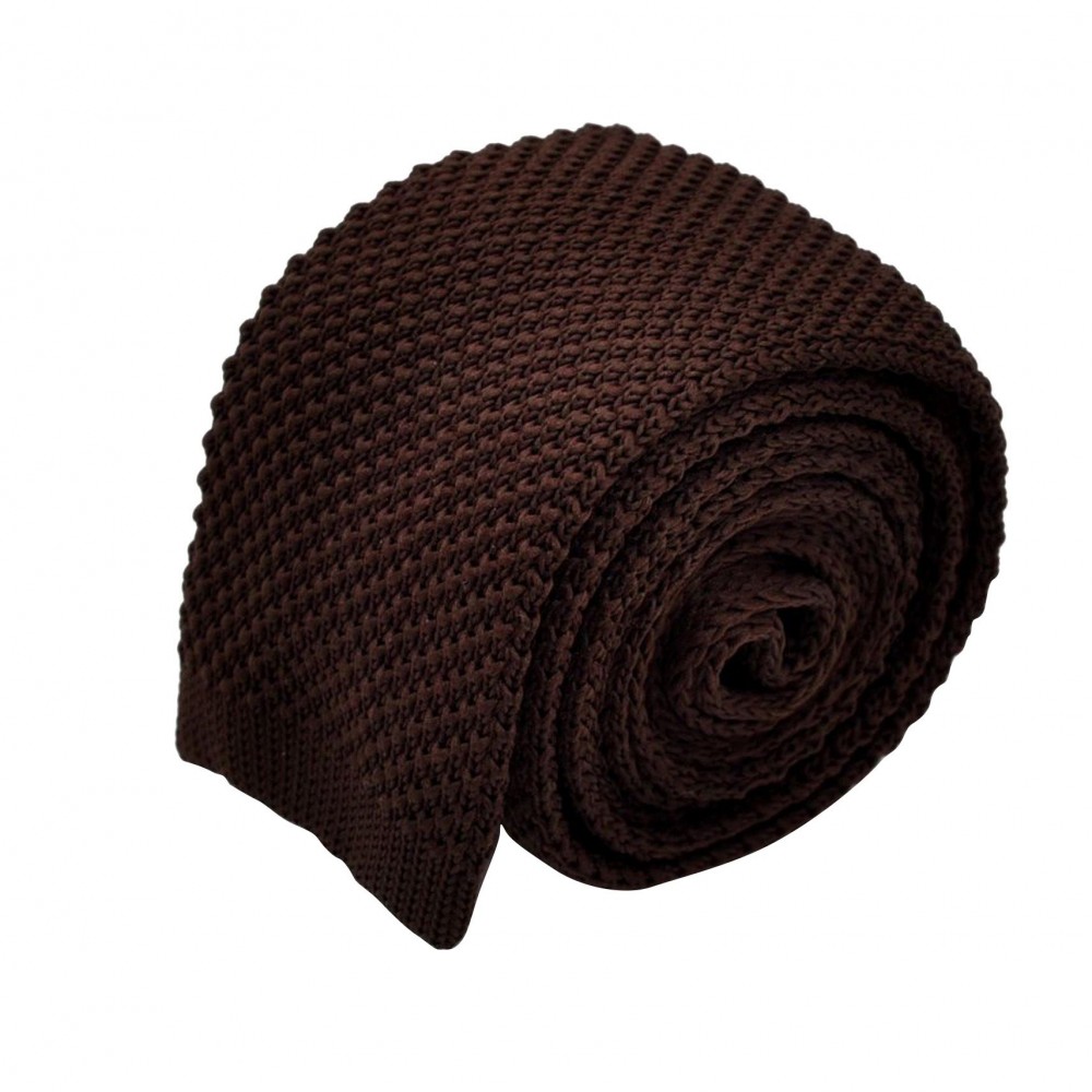 Cravate tricot pour homme. Marron foncé uni. Slim et bout carré.