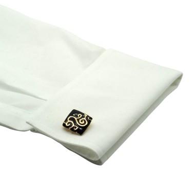 Boutons de manchette noirs à motif. Doré. Pour chemise mousquetaire homme.