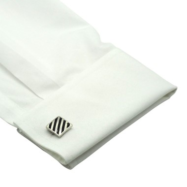 Boutons de manchette carrés à diagonales noires. Métal. Pour chemise mousquetaire homme.