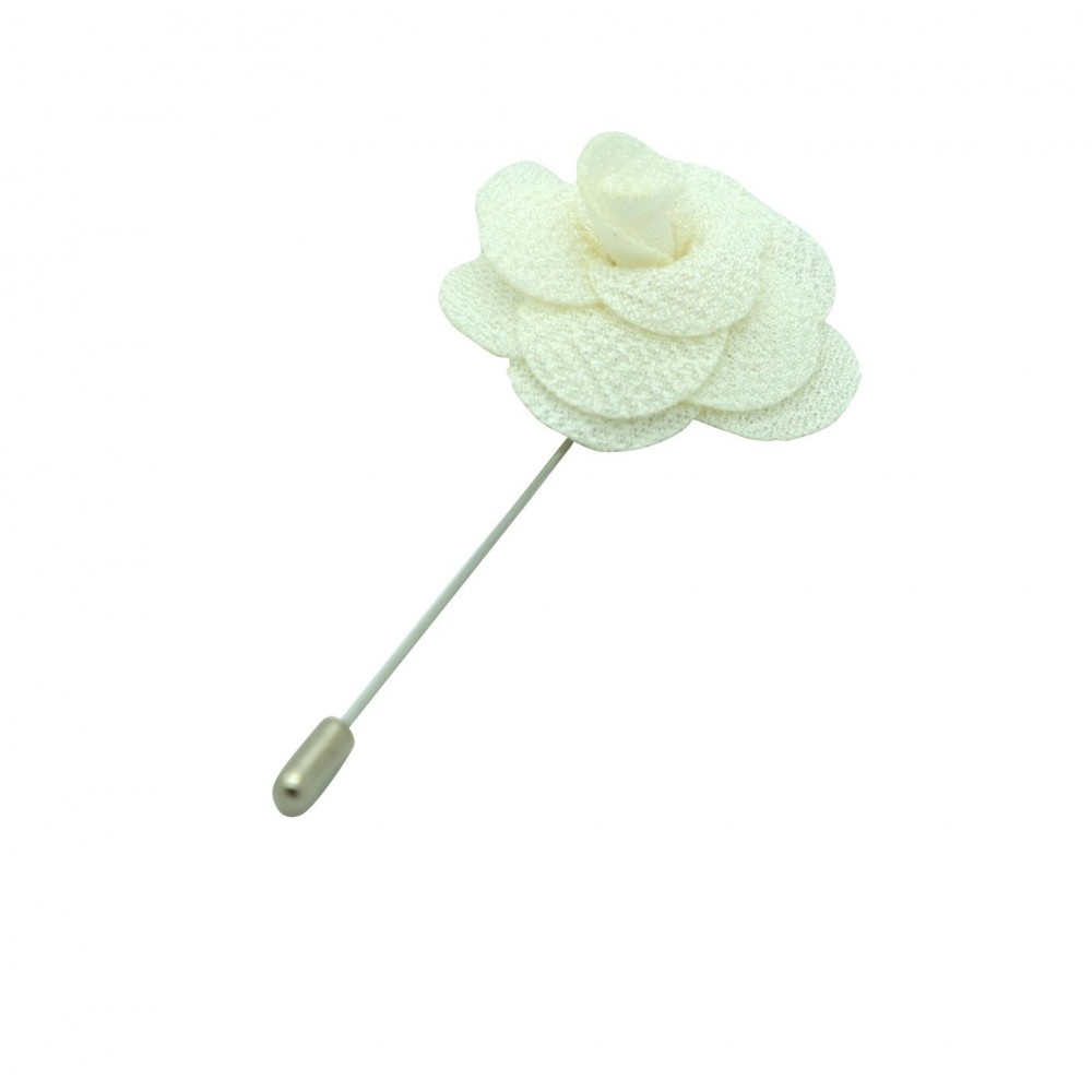 Broche Blanc cassé pour boutonnière de costume homme.